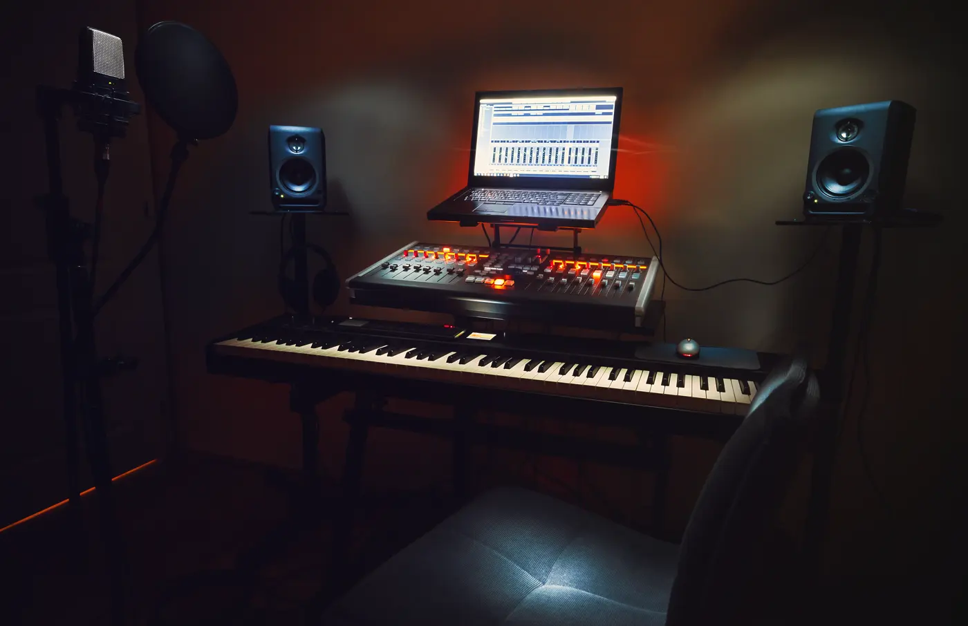 Malé domácí nahrávací studio s mikrofonem a nástroji