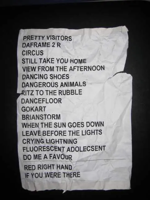 Papírový koncertní setlist s pořadím skladeb
